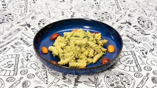 Pâtes fusilli avec sauce pesto à l'avocat